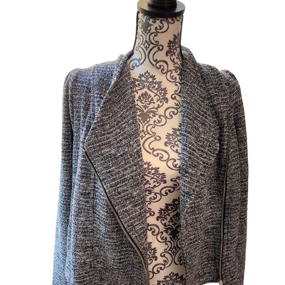 Pre-loved Banana Republic crop tweed jacket. Black and gray shimmery material. - Picture 4 of 14